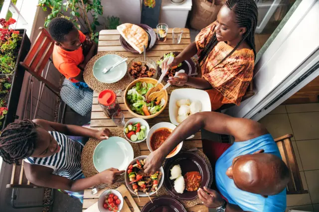 Personnes partageant un repas équilibré autour d'une table