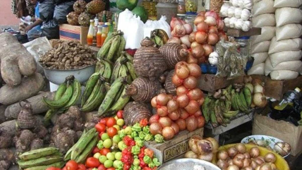 Tubercules, racines et bananes plantain sur un étal de marché