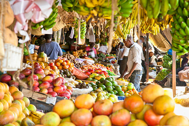 Étal de marché africain garni de fruits et légumes frais