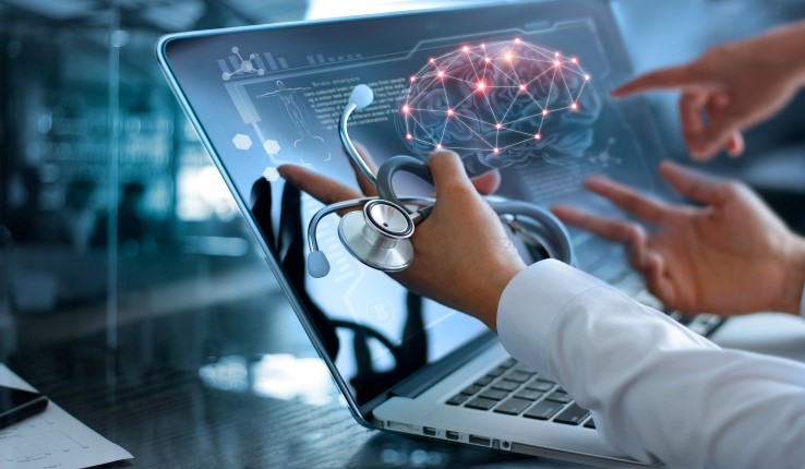 Neurologues analysant des données d'imagerie cérébrale sur une tablette